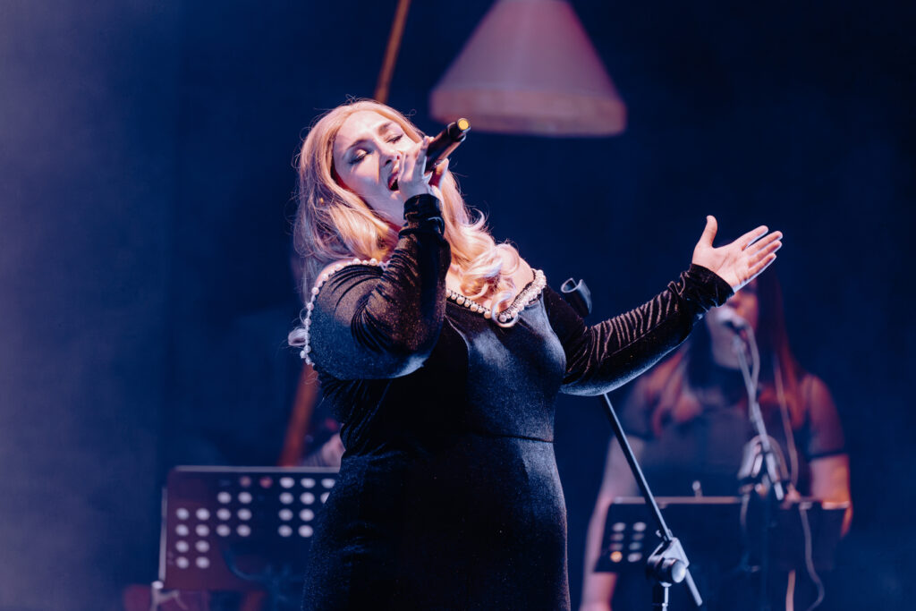 Flavia cantando fondo coristas